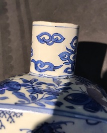 Een paar vierkante Chinese blauw-witte theebussen met onsterfelijken, Wanli