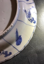 Trois assiettes en porcelaine de Chine bleu et blanc de type kraak, Wanli