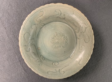 Een collectie van 15 Chinese celadon en cr&egrave;mekleurige stukken, Song en later