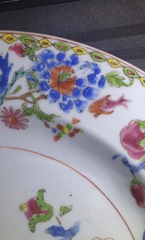 Een paar Chinese famille rose export 'Pompadour' borden, Qianlong