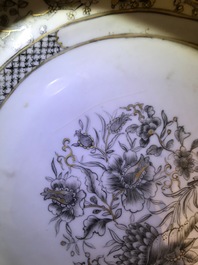 Neuf assiettes en porcelaine de Chine grisaille et de style Imari, Yongzheng/Qianlong