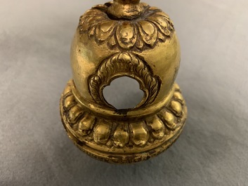 Cinq objets votives bouddhistes en bronze, Tibet et N&eacute;pal, 18/19&egrave;me