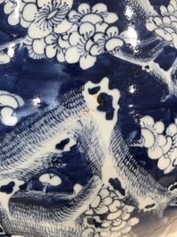 Une paire de grands vases en porcelaine de Chine bleu et blanc &agrave; d&eacute;cor de prunus, 19&egrave;me