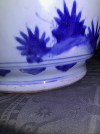 Un grand vase en porcelaine de Chine bleu et blanc, &eacute;poque Transition