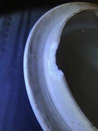 Un vase couvert en porcelaine de Chine bleu et blanc aux panneaux figuratives, &eacute;poque Transition