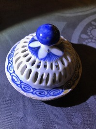 Une th&eacute;i&egrave;re et deux bols ajour&eacute;es &agrave; doubles parois en porcelaine de Chine bleu et blanc, &eacute;poque Transition