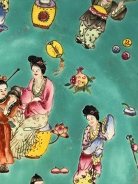 Een paar Chinese famille rose schotels met turquoise fondkleur, Jiaqing merk, 20e eeuw