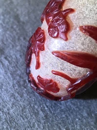 Cinq tabati&egrave;res en verre rouge overlay sur fond bull&eacute;, Chine, 18/20&egrave;me