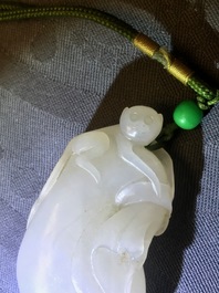 Een Chinese witte jade hanger met een aap op een zak, Qing
