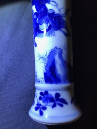 Six petits vases en porcelaine de Chine bleu et blanc, Kangxi