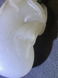 Een Chinese witte jade hanger met een aap op een zak, Qing