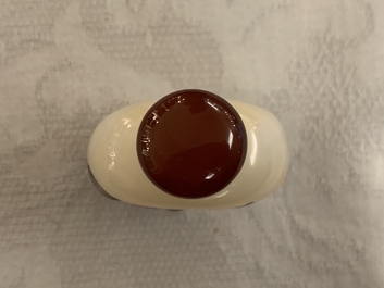 Huit tabati&egrave;res en agate sculpt&eacute;e, Chine, 19/20&egrave;me