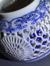 Une th&eacute;i&egrave;re et deux bols ajour&eacute;es &agrave; doubles parois en porcelaine de Chine bleu et blanc, &eacute;poque Transition