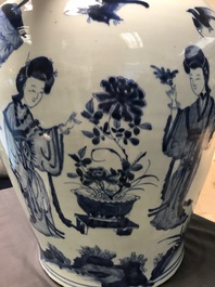 Un grand vase couvert en porcelaine de Chine bleu et blanc, Kangxi