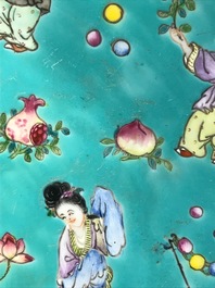 Une paire de plats en porcelaine de Chine famille rose &agrave; fond turquoise, marque de Jiaqing, 20&egrave;me