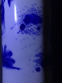 Un vase de forme rouleau en porcelaine de Chine bleu et blanc, &eacute;poque Transition