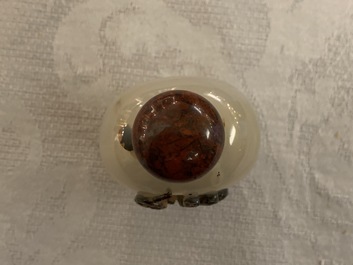 Huit tabati&egrave;res en agate sculpt&eacute;e, Chine, 19/20&egrave;me