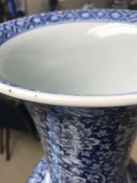 Een zeer grote Chinese blauw-witte yenyen vaas met pioenslingers, Kangxi