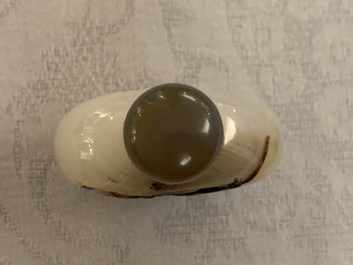 Huit tabati&egrave;res en agate sculpt&eacute;e, Chine, 19/20&egrave;me