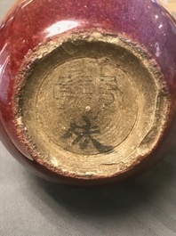 Deux vases en porcelaine de Chine monochrome sang de boeuf et flamb&eacute;, 19&egrave;me
