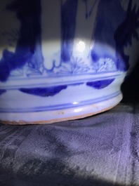 Un grand vase en porcelaine de Chine bleu et blanc, &eacute;poque Transition