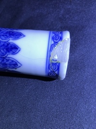 Six petits vases en porcelaine de Chine bleu et blanc, Kangxi