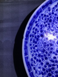 Zeven stukken Chinees blauw-wit en Imari-stijl porselein, Kangxi/Qianlong