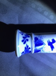 Six petits vases en porcelaine de Chine bleu et blanc, Kangxi