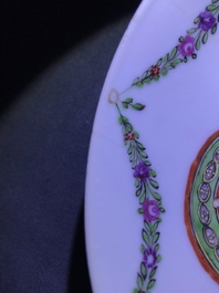 Une tasse et soucoupe en porcelaine de Chine famille rose, Qianlong