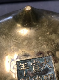 Deux br&ucirc;les-parfum tripods en bronze, marque de Xuande, Chine, 19&egrave;me