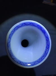 Six petits vases en porcelaine de Chine bleu et blanc, Kangxi