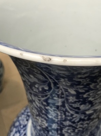 Un grand vase de forme yenyen en porcelaine de Chine bleu et blanc, Kangxi
