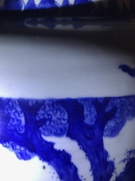 Een Chinese blauw-witte dekselvaas met figuren in cartouches, Transitie periode