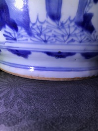 Een grote Chinese blauw-witte vaas met figuratief decor, Transitie periode