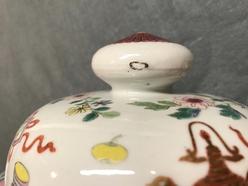 Une paire de vases couverts en porcelaine de Chine famille rose, 18/19&egrave;me