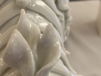 Une grande paire de portes-encense en forme de lions en porcelaine blanc de Chine de Dehua, Kangxi