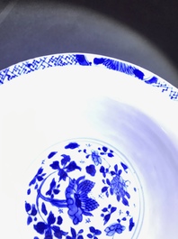 Une th&eacute;i&egrave;re et deux bols ajour&eacute;es &agrave; doubles parois en porcelaine de Chine bleu et blanc, &eacute;poque Transition