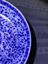 Sept pi&egrave;ces en porcelaine de Chine bleu et blanc, rouge de fer et de style Imari, Kangxi/Qianlong