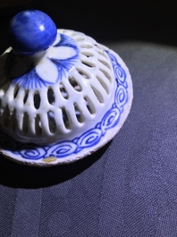 Een Chinese blauw-witte dubbelwandige opengewerkte theepot en twee kommen, Transitie periode