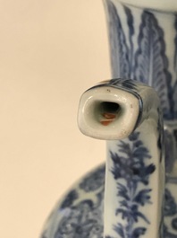 Une verseuse en porcelaine de Chine bleu et blanc pour le march&eacute; islamique, prob. Hongzhi