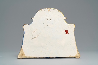 Een grote polychrome Delftse plaquette met een pijprokende Turk, 18e eeuw
