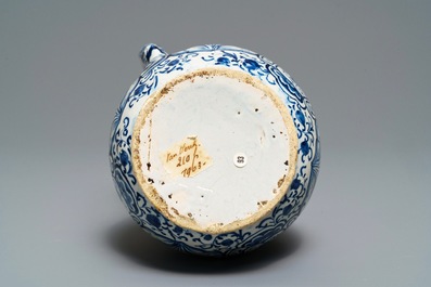 Un pichet trompeur en fa&iuml;ence de Delft en bleu et blanc, dat&eacute; 1737