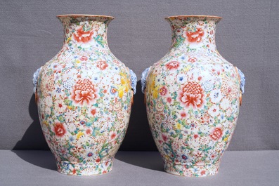 Une paire de vases en porcelaine de Chine famille rose, marque de Qianlong, R&eacute;publique