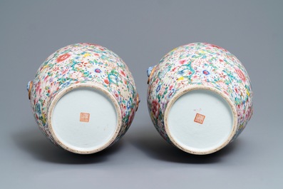 Une paire de vases en porcelaine de Chine famille rose, marque de Qianlong, R&eacute;publique