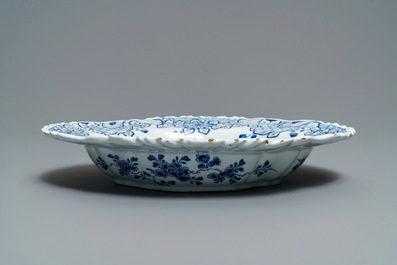 Un grand saladier ovale en fa&iuml;ence de Delft en bleu et blanc, 18&egrave;me