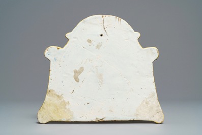 Een polychrome Delftse plaquette met een landschap in draperie&euml;n, 18e eeuw