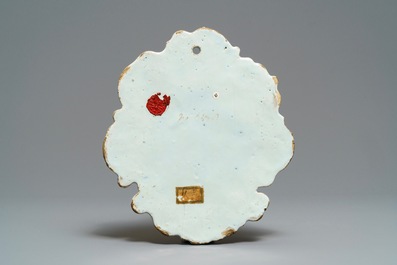 Een Delftse plaquette met rand in gemengde techniek, 18e eeuw