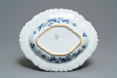 Een grote ovale gelobde blauw-witte Delftse saladekom, 18e eeuw