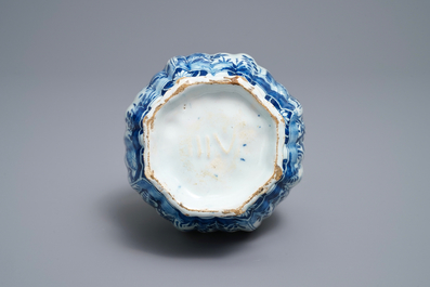 Een geribde blauw-witte Delftse knobbelvaas, begin 18e eeuw