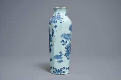 Un vase de forme octagonale en fa&iuml;ence de Delft en bleu et blanc &agrave; d&eacute;cor de chinoiserie avec un &eacute;l&eacute;phant, fin du 17&egrave;me